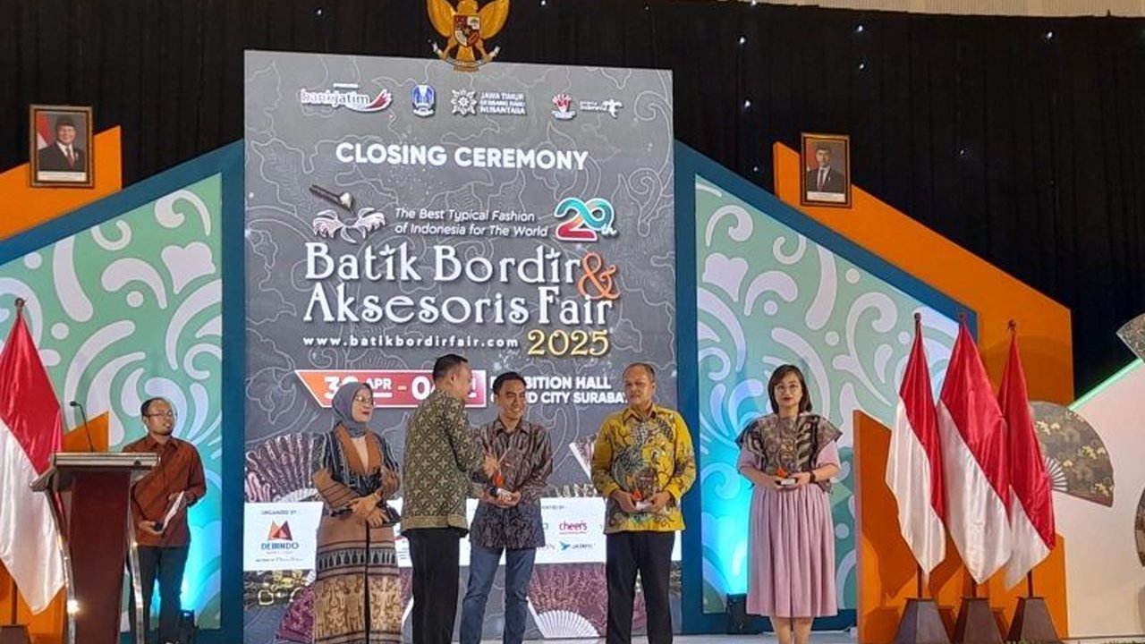 Pertamina Patra Niaga Regional Jatimbalinus sukses membantu empat UMKM binaannya meraih omzet Rp74.827.000 di Pameran Batik Bordir & Aksesoris 2025 Surabaya, sekaligus meraih penghargaan Stand Terbaik.