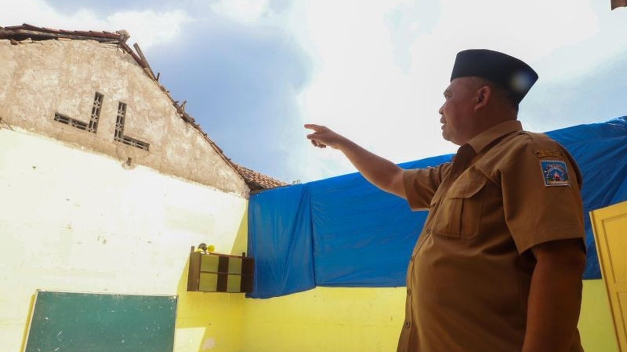 Bupati Sleman, Harda Kiswaya, memastikan renovasi SDN Kledokan yang atapnya ambruk akan segera dilakukan pada Mei ini, guna memastikan kegiatan belajar mengajar tetap berjalan nyaman.