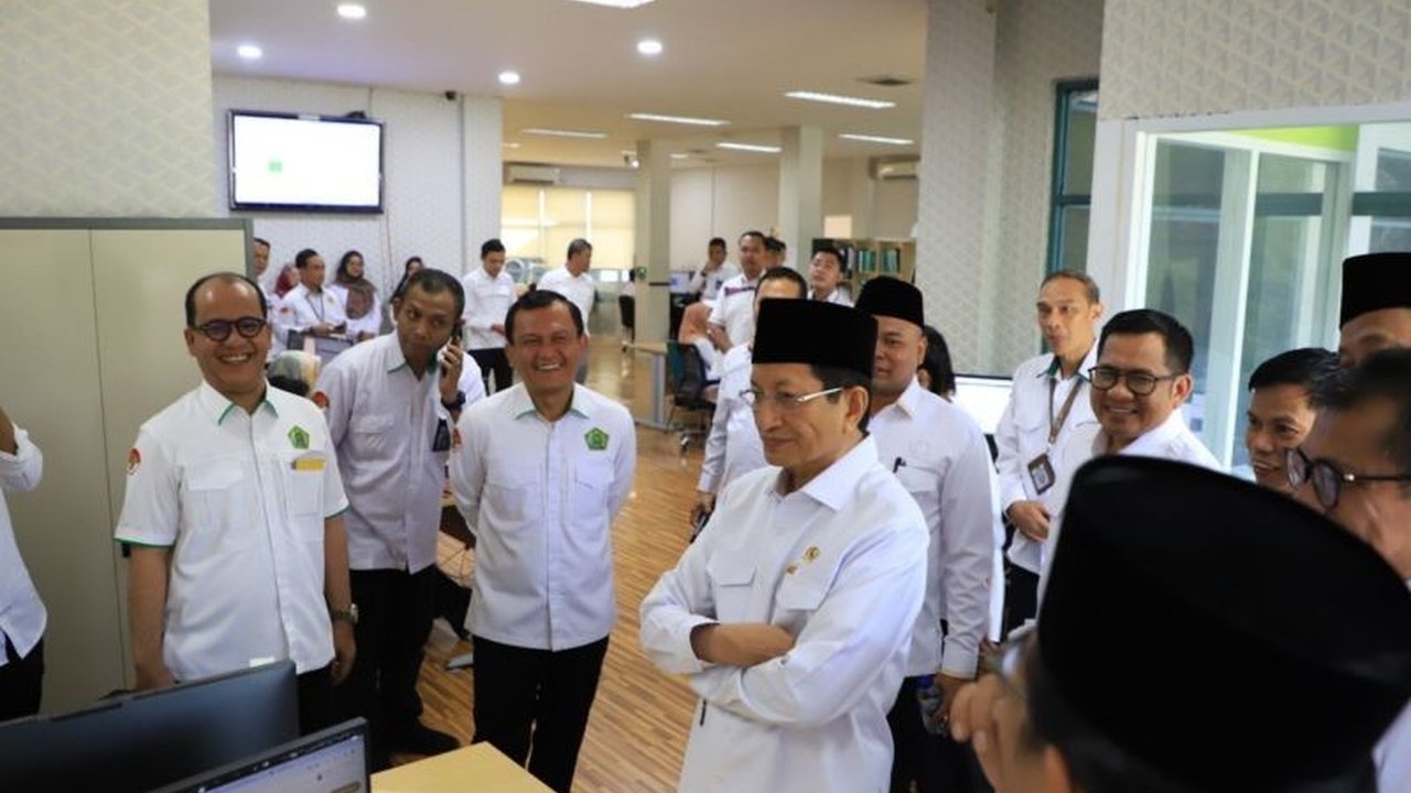 Menteri Agama, Nasaruddin Umar, meninjau langsung proses pengurusan bio visa haji di Siskohat Kemenag, memastikan pelayanan optimal dan tepat waktu bagi calon jamaah haji.