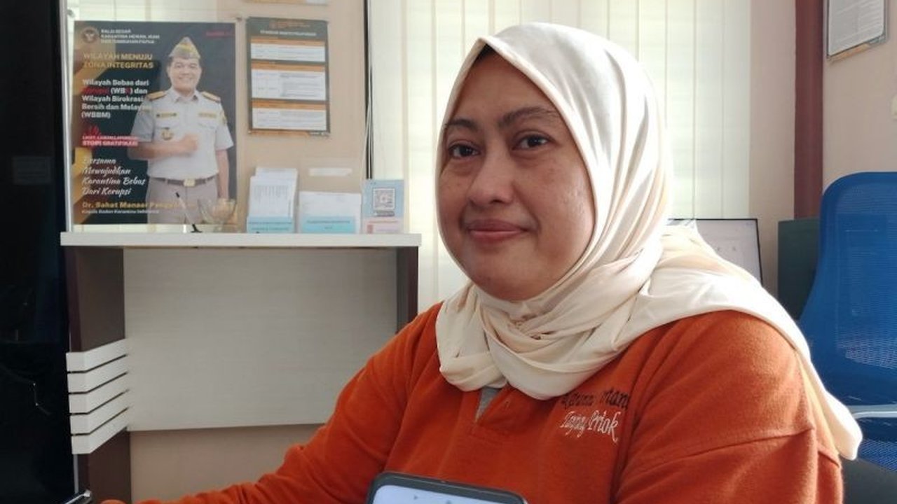 Karantina Bandara Sentani di Jayapura perketat pengawasan lalu lintas hewan dan produk turunannya untuk mencegah penyebaran penyakit seperti African Swine Fever (ASF).