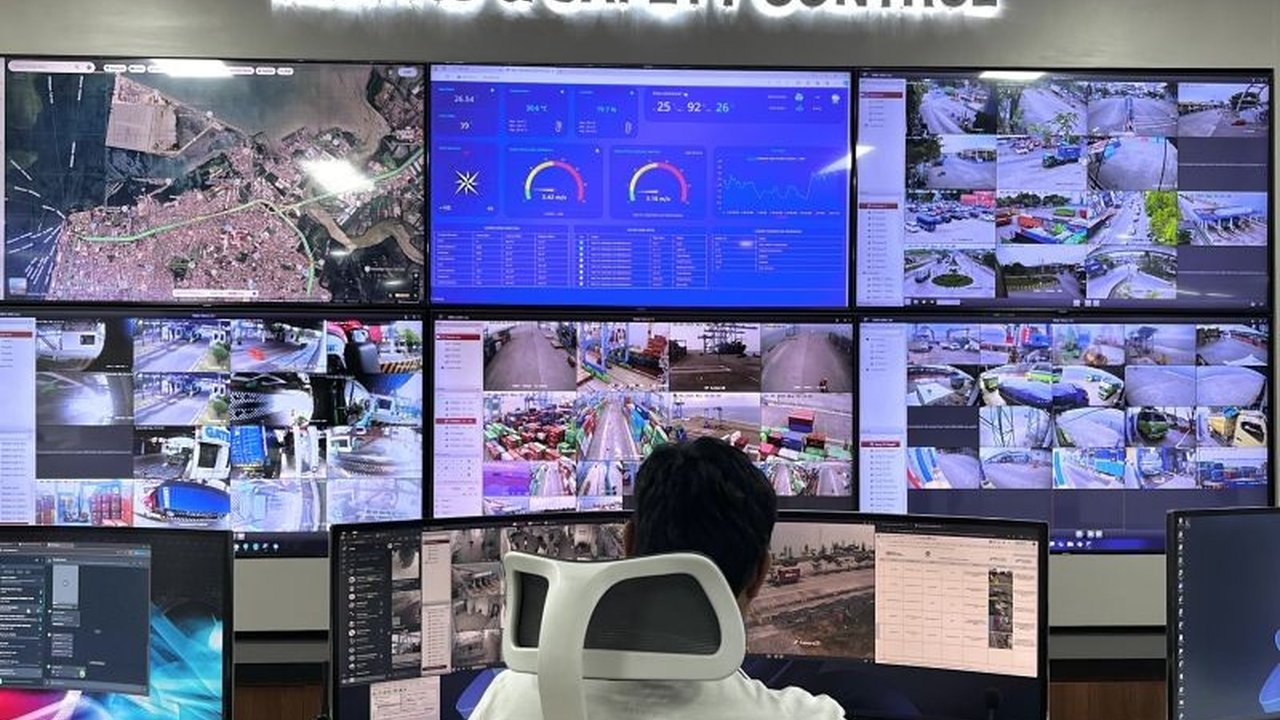 TPK New Makassar bertransformasi dengan mengintegrasikan sistem dan teknologi informasi untuk meningkatkan kinerja pelabuhan,  mendorong efisiensi, dan pertumbuhan ekonomi di Makassar.