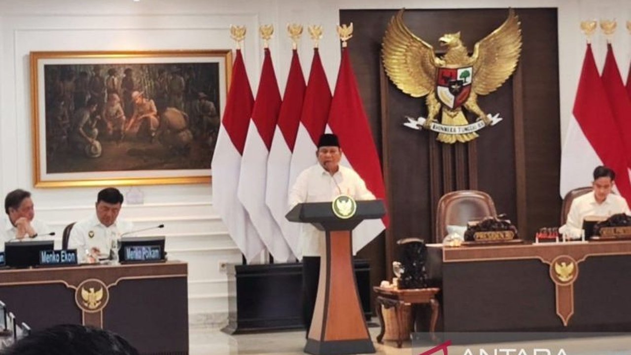Presiden Prabowo Subianto mengumumkan peluncuran 28 kebijakan baru oleh Kabinet Merah Putih dalam enam bulan pertama pemerintahannya, yang bertujuan untuk meningkatkan kesejahteraan rakyat Indonesia.