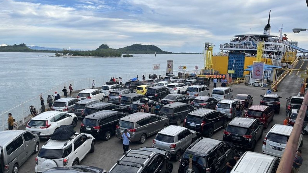 PT ASDP Indonesia Ferry memastikan layanan penyeberangan di Pelabuhan Bakauheni tetap normal pasca banjir akibat hujan deras, dengan genangan air yang surut dalam waktu singkat.
