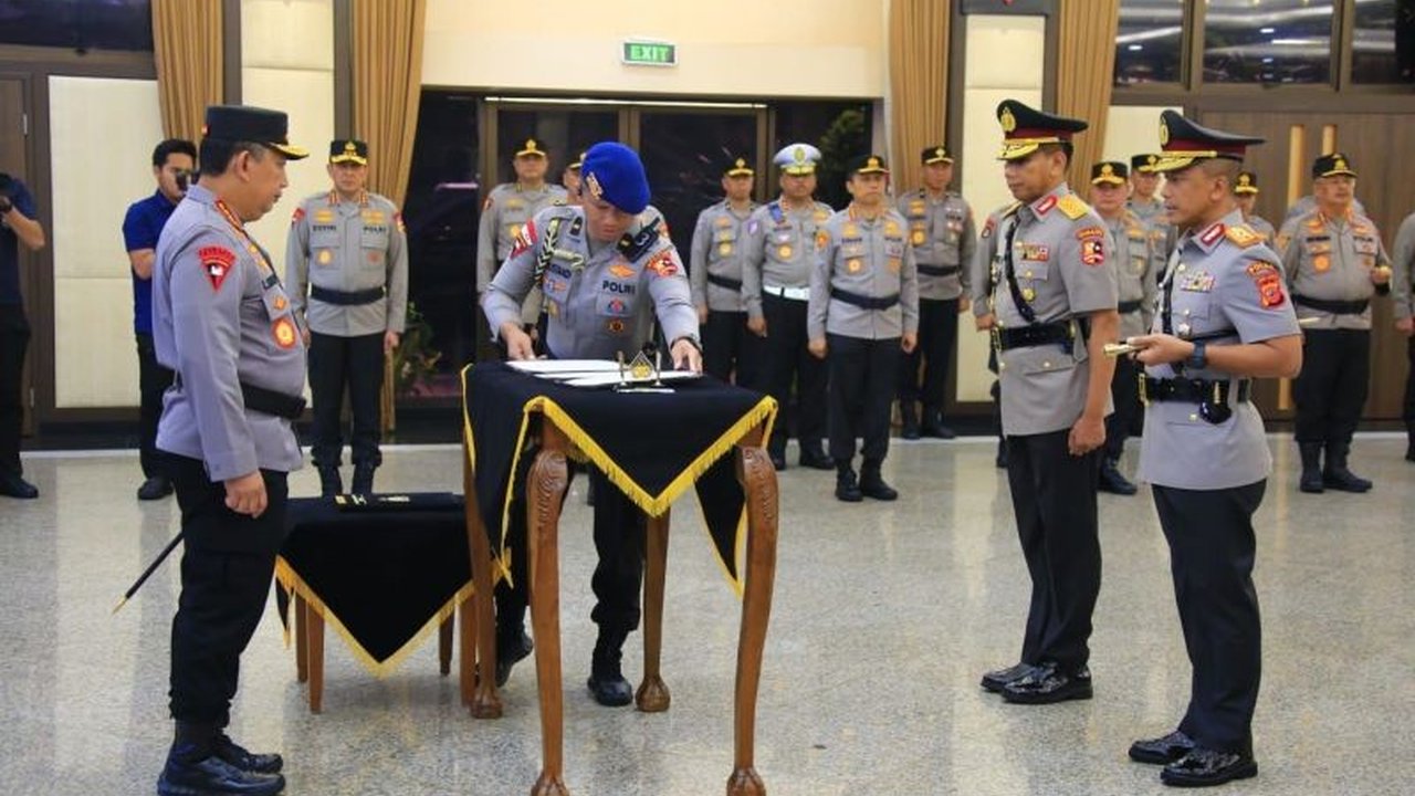 Kapolri Jenderal Listyo Sigit Prabowo memimpin serah terima jabatan Kapolda Jabar dan Kapusjarah Polri, dengan Irjen Pol. Rudi Setiawan dan Brigjen Pol. Idodo Simangunsong resmi mengemban tugas baru.
