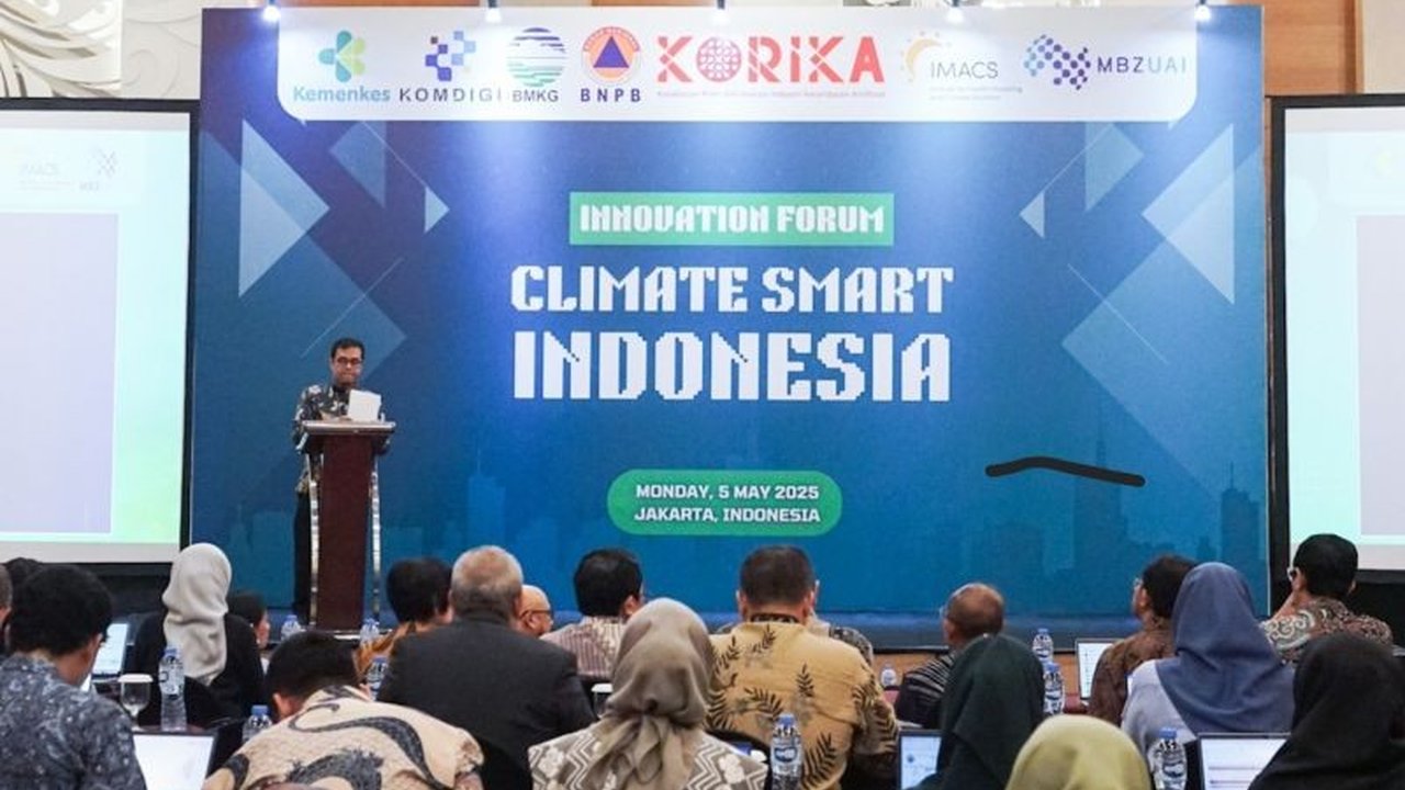 Kementerian Kominfo mendorong transformasi digital untuk mengurangi dampak perubahan iklim pada kesehatan masyarakat Indonesia, memanfaatkan kecerdasan buatan untuk prediksi dan pencegahan dini.