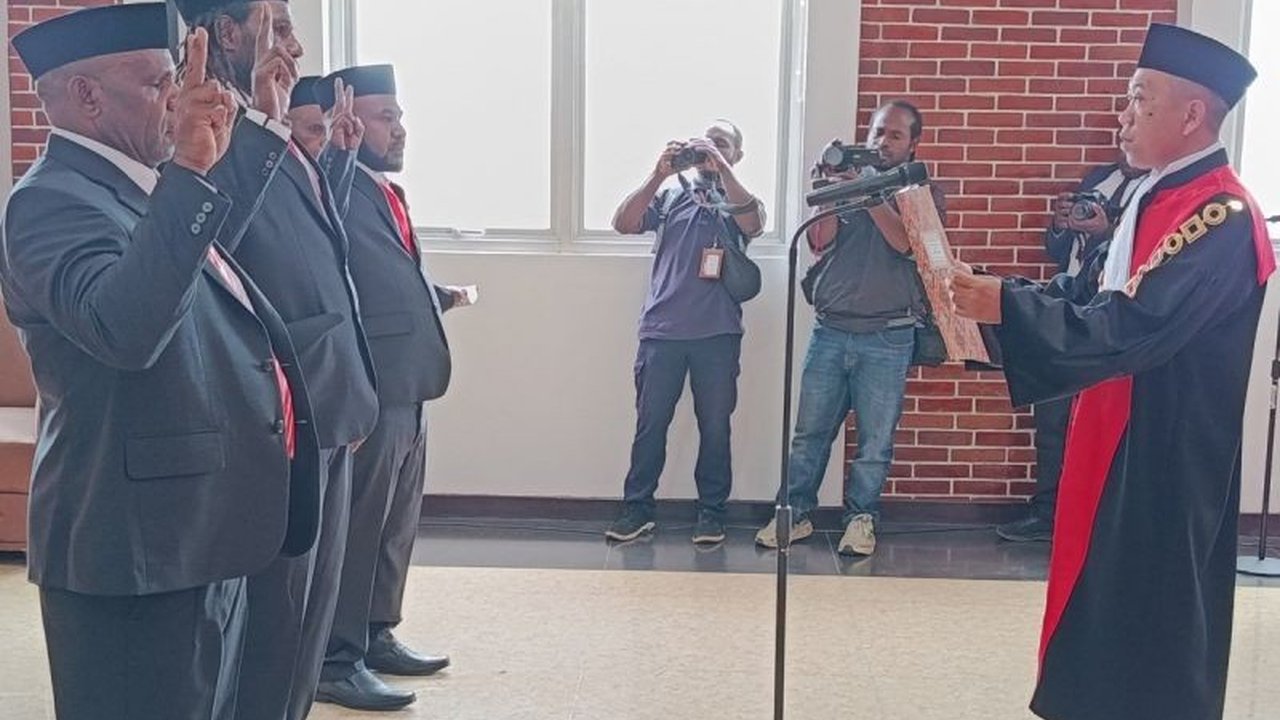 Pelantikan tiga pimpinan DPRD Lanny Jaya definitif periode 2024-2029 diharapkan mengoptimalkan tugas legislasi, penganggaran, dan pengawasan, serta memperkuat sinergi antara eksekutif dan legislatif.