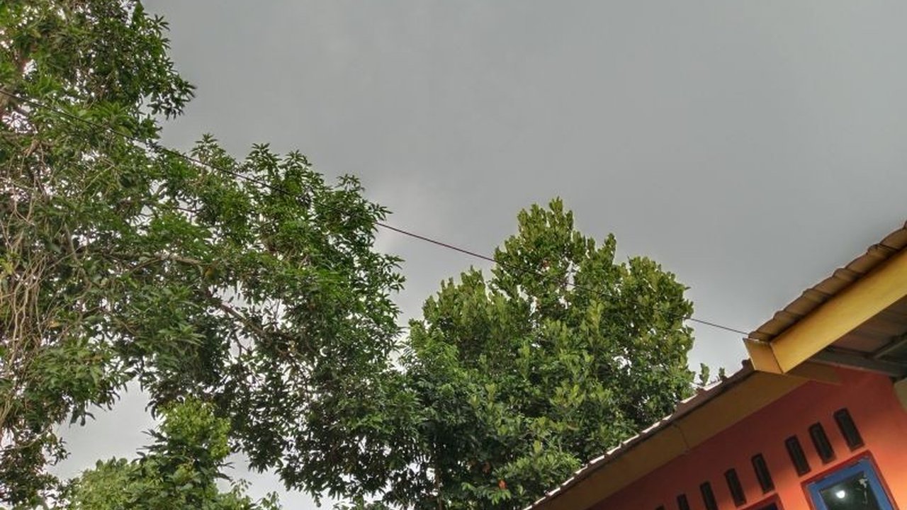 Pemerintah Kabupaten Lombok Tengah berkoordinasi dengan berbagai pihak untuk menertibkan kabel fiber optik yang semrawut dan mengganggu estetika, serta membahas regulasi penataan kabel internet.