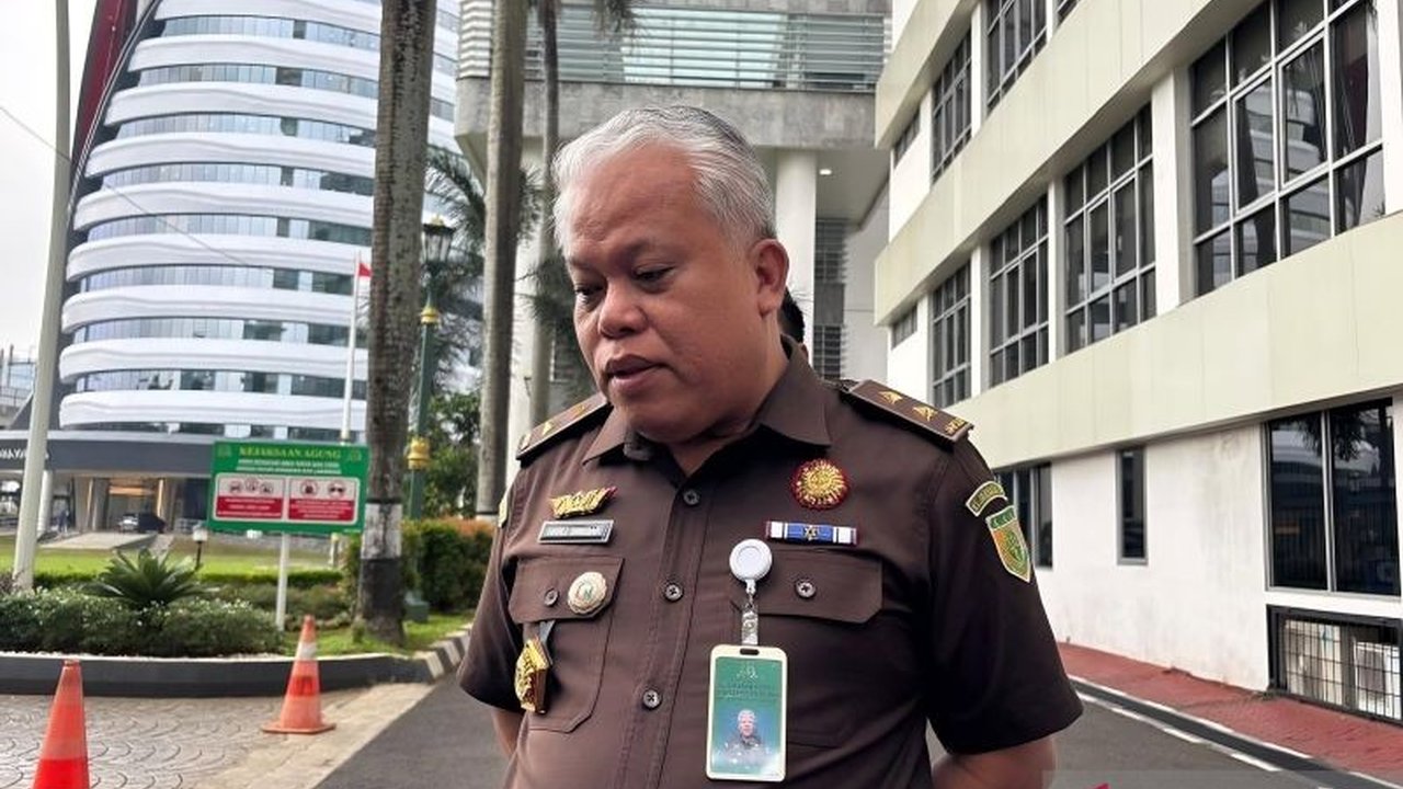 Kejaksaan Agung mengungkap alasan Direktur Pemberitaan JAKTV nonaktif, Tian Bahtiar, ditahan kota karena sakit jantung dan masalah kesehatan lainnya terkait kasus dugaan perintangan penyidikan.