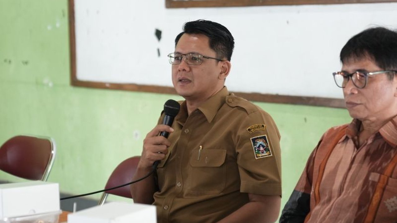 Wakil Bupati Sleman, Danang Maharsa, menekankan pentingnya pendidikan sebagai kunci utama dalam upaya penanggulangan kemiskinan di Kabupaten Sleman, DIY, melalui program beasiswa dan monitoring.