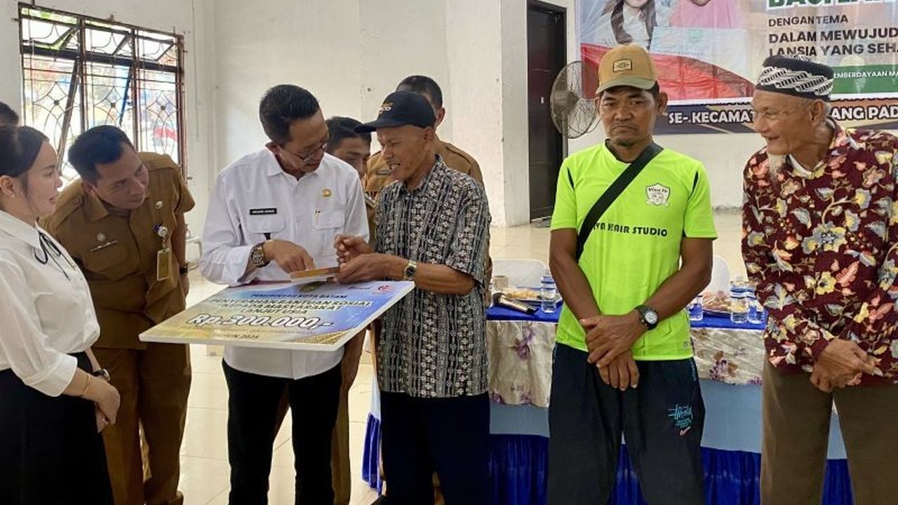 Pemerintah Kota Batam menyalurkan bantuan sosial (bansos) sebesar Rp300.000 per bulan kepada 153 lansia di enam pulau perbatasan, sebagai upaya mengurangi kesenjangan sosial.