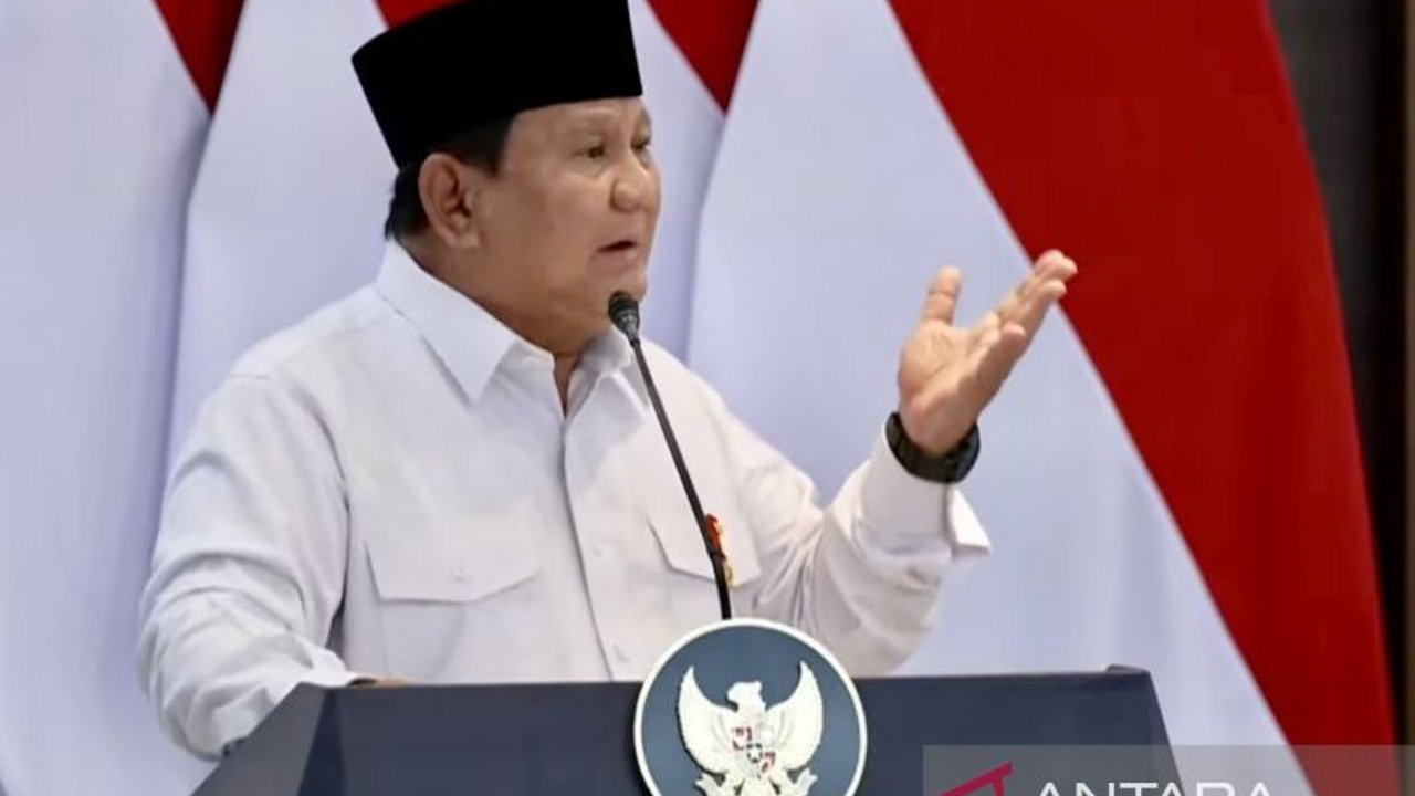 Presiden Prabowo Subianto membantah tudingan sebagai presiden boneka yang dikendalikan Jokowi, menegaskan konsultasi dengan mantan presiden adalah hal wajar dan bijak.