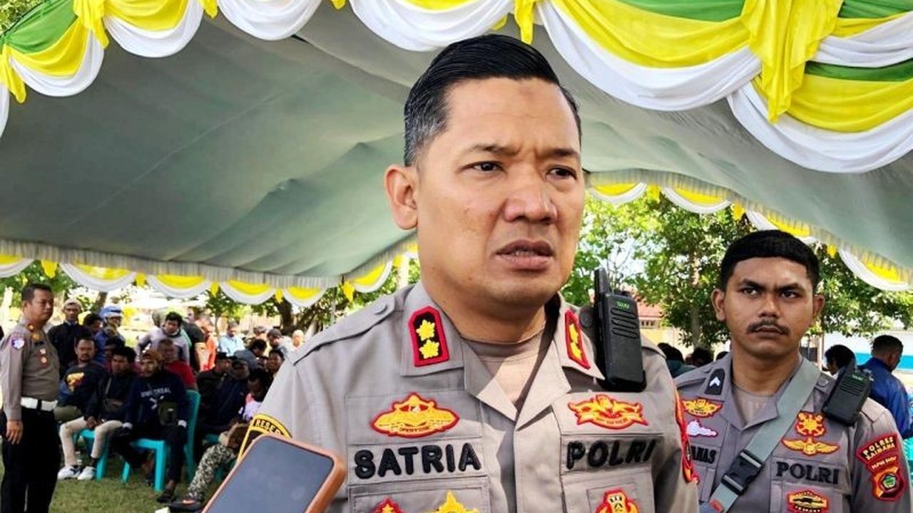 Kapolres Kaimana, AKBP Satria Dwi Dharma, memprioritaskan penertiban miras lokal di Kaimana, Papua Barat, karena kandungan alkoholnya yang tidak terkontrol dan berpotensi membahayakan kesehatan masyarakat.