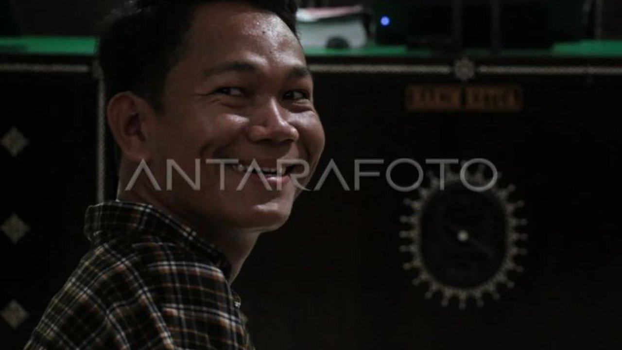 Jaksa menuntut Agus Buntung, seorang penyandang disabilitas, dengan hukuman 12 tahun penjara dan denda Rp100 juta atas kasus pelecehan seksual terhadap lebih dari satu korban.