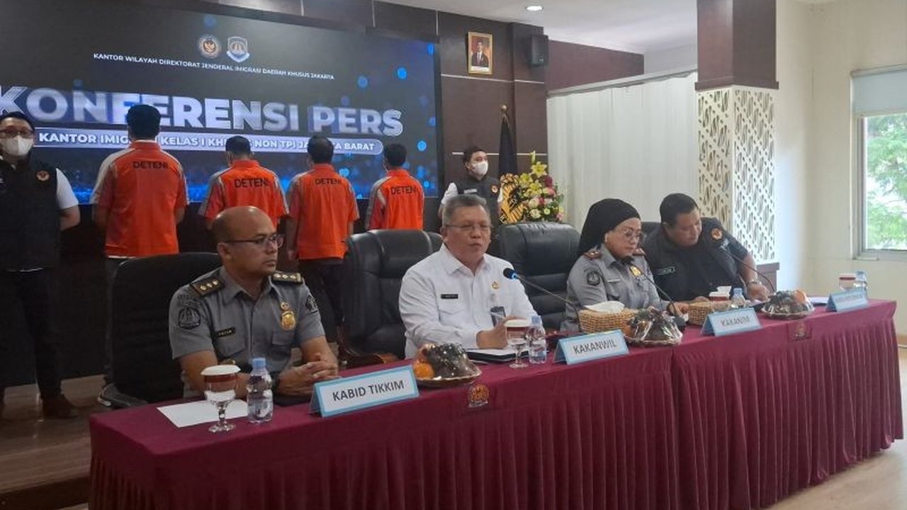 Kantor Imigrasi Jakarta Barat mendeportasi empat warga negara Pakistan karena memberikan informasi palsu terkait izin tinggal, termasuk dugaan investasi fiktif dan penipuan visa.