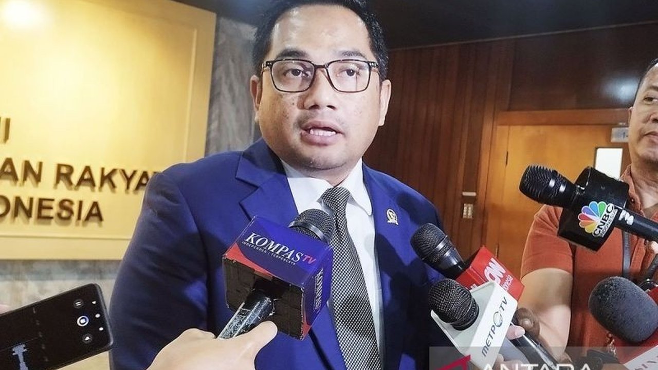 Ketua Komisi II DPR, Rifqinizamy Karsayuda, memprioritaskan pembentukan Peraturan Pemerintah (PP) untuk mengawasi ormas, ketimbang revisi UU Ormas, guna mengatasi masalah premanisme dan penyalahgunaan dana.