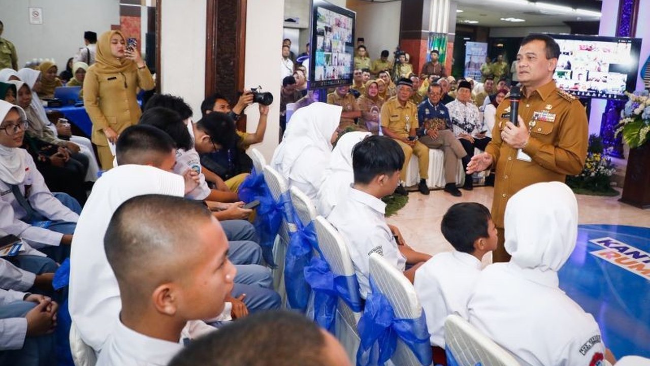 Pemerintah Provinsi Jawa Tengah memberikan beasiswa kepada 100 lulusan SMA/SMK untuk kuliah di 18 universitas ternama di Korea Selatan, sebagai upaya peningkatan kualitas pendidikan dan kesejahteraan masyarakat.