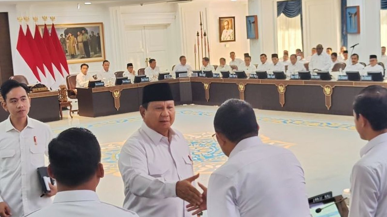 Meskipun telah mengundurkan diri, Hasan Nasbi terlihat mengikuti Sidang Kabinet Paripurna yang dipimpin Presiden Prabowo Subianto di Istana Kepresidenan Jakarta.