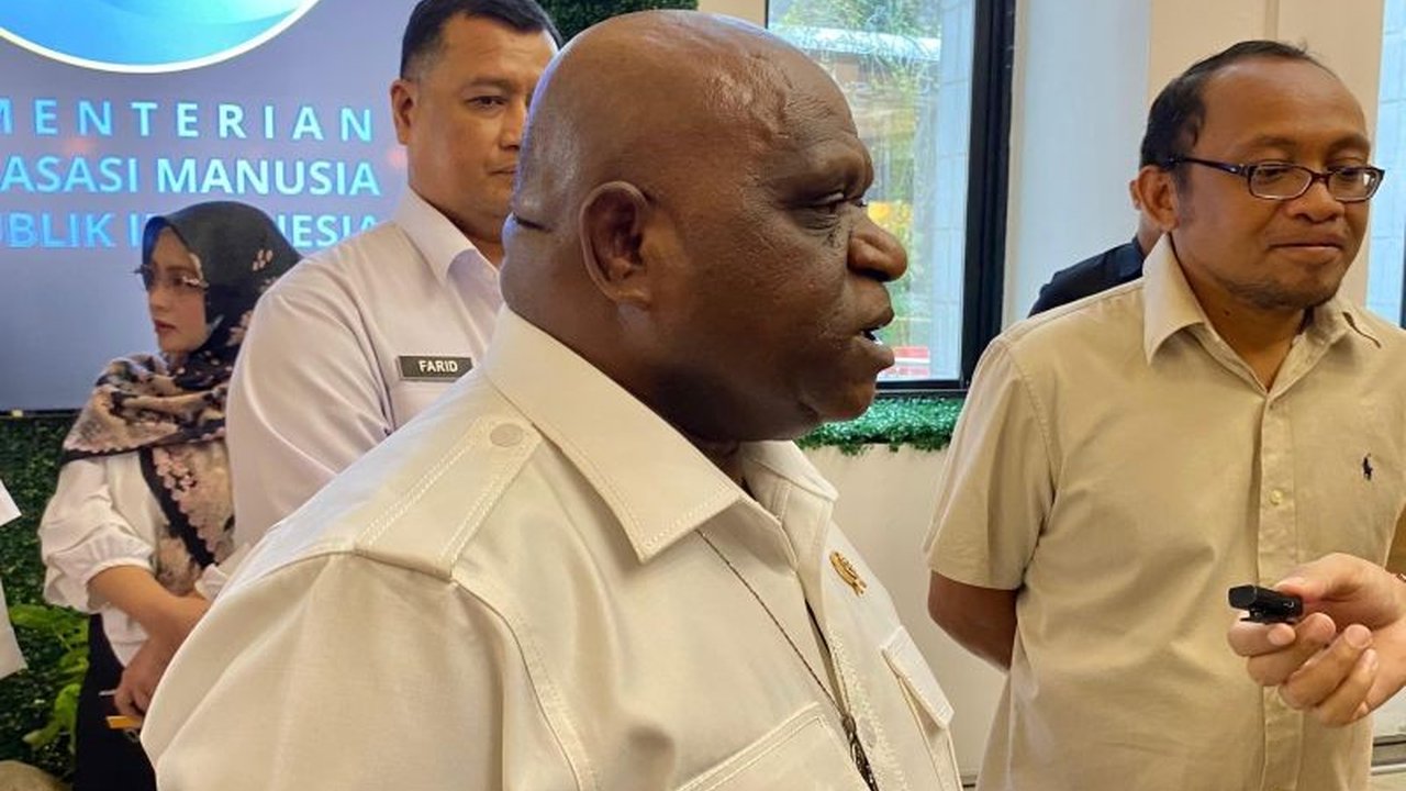 Menteri HAM Natalius Pigai menilai revisi UU Ormas sebagai langkah positif untuk kemajuan demokrasi, menanggapi aktivitas ormas yang meresahkan dan Perppu Ormas 2017 yang dinilai menurunkan indeks demokrasi Indonesia.