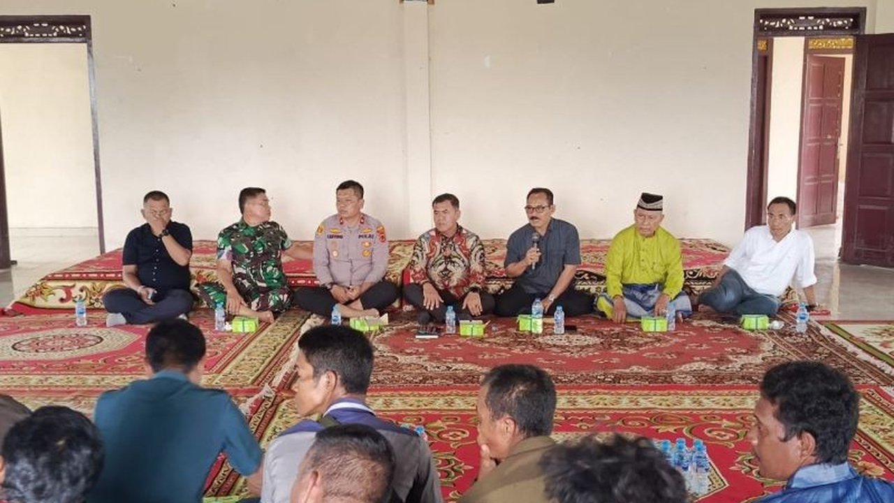 Pemerintah Kabupaten Tebo berhasil memediasi bentrokan antara warga Suku Anak Dalam (SAD) dengan perusahaan sawit, menghasilkan kesepakatan pembayaran denda adat dan kompensasi.