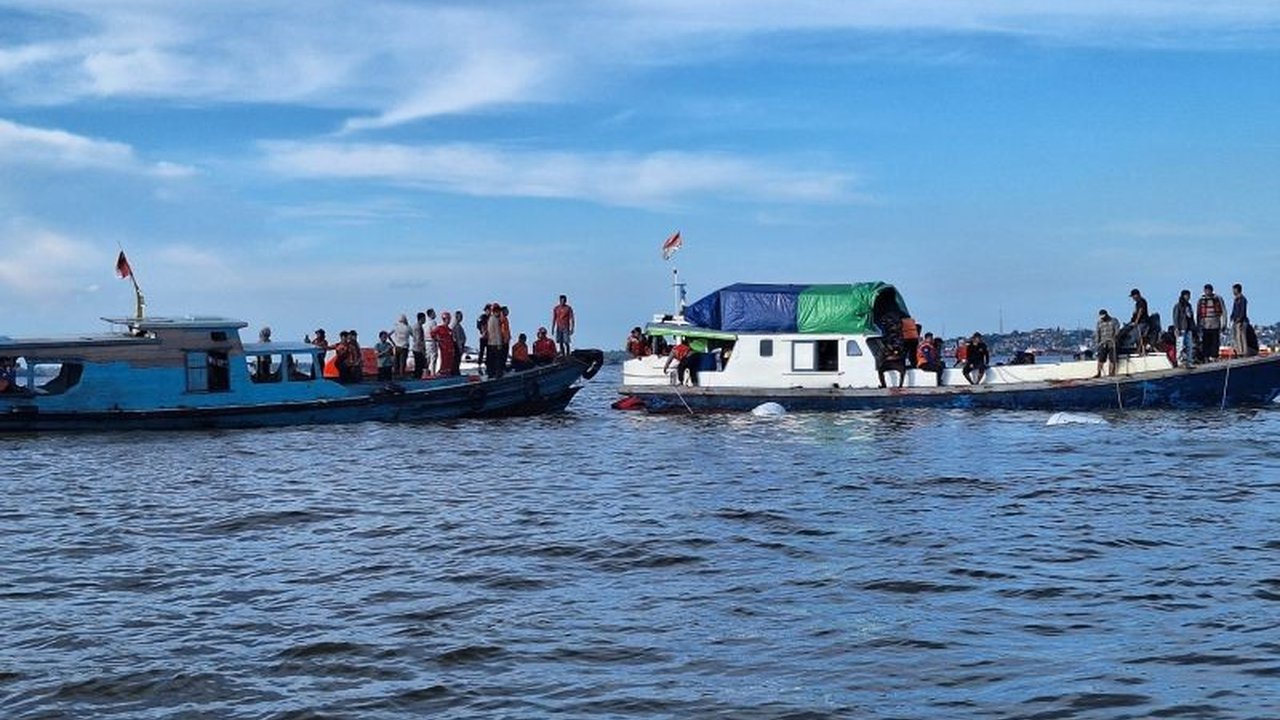 Kapal Feri Muchlisa tenggelam di perairan Penajam Paser Utara, Kalimantan Timur; BPBD setempat telah melakukan evakuasi penumpang, namun masih ada yang terjebak.
