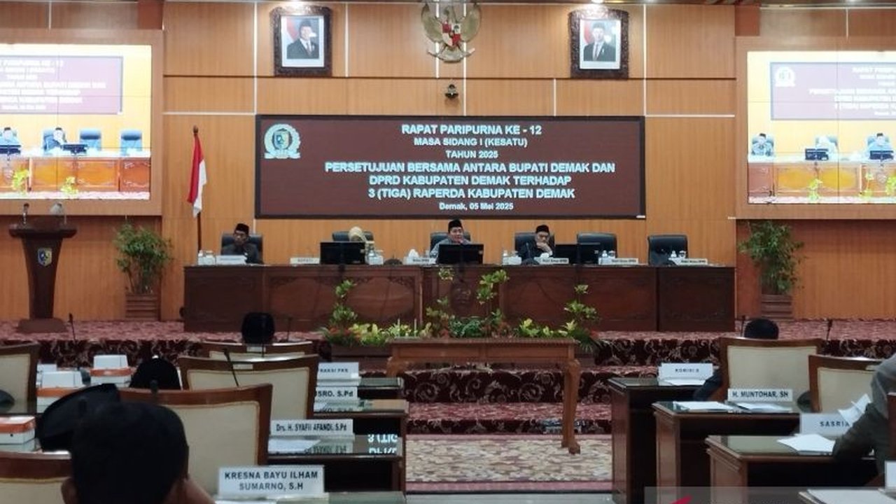 Bupati Demak dan DPRD menyepakati pengesahan tiga rancangan perda, termasuk perda pemberdayaan ormas dan perlindungan disabilitas, untuk mewujudkan kepastian hukum dan kesejahteraan masyarakat.