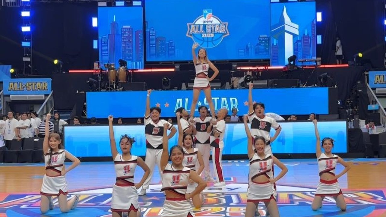 Tim cheerleading United Allstars sukses memukau penonton dalam IBL All-Star 2025, sekaligus menegaskan posisi mereka sebagai pionir cheerleading profesional di Indonesia.
