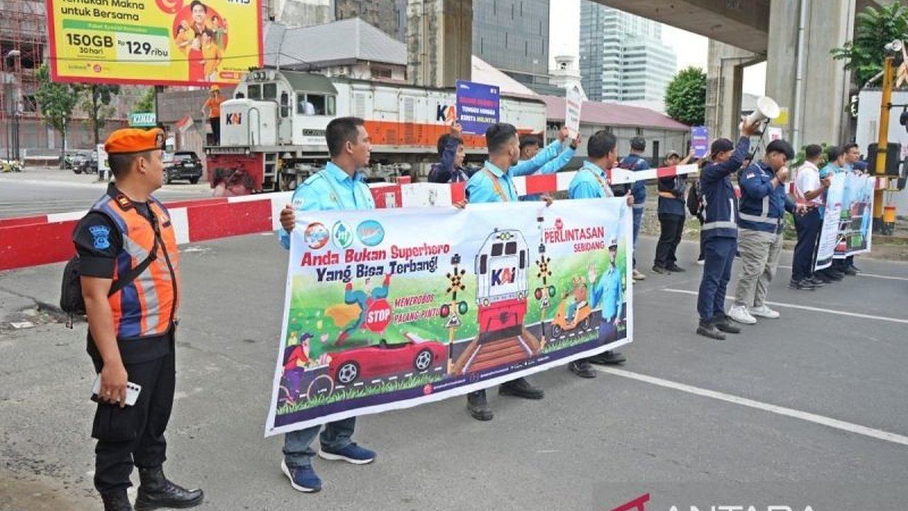 KAI Divre I Sumut bersama IPKA giat sosialisasikan keselamatan perlintasan sebidang untuk menekan angka kecelakaan yang terus meningkat di Sumatera Utara.