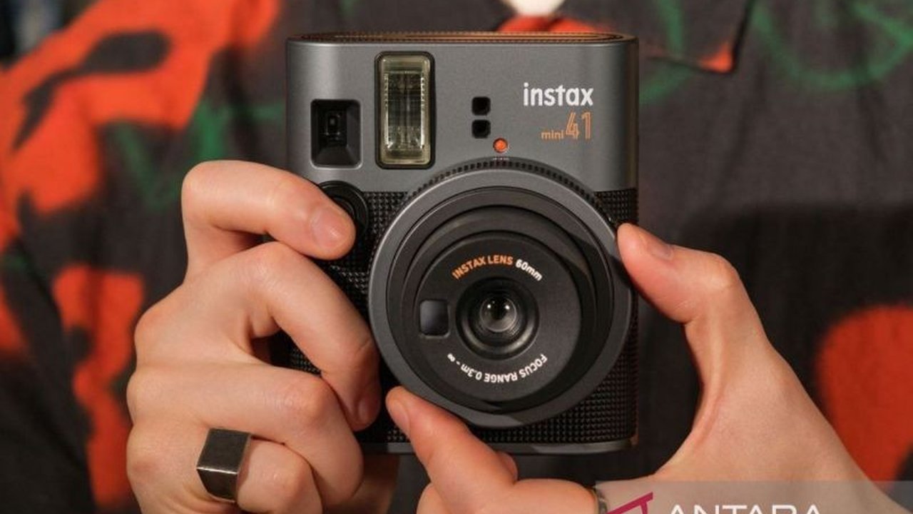 Fujifilm Indonesia resmi meluncurkan kamera analog instax mini 41, memadukan desain retro dengan fitur modern seperti pengaturan cahaya otomatis dan mode close-up, untuk hasil foto optimal bagi semua kalangan.