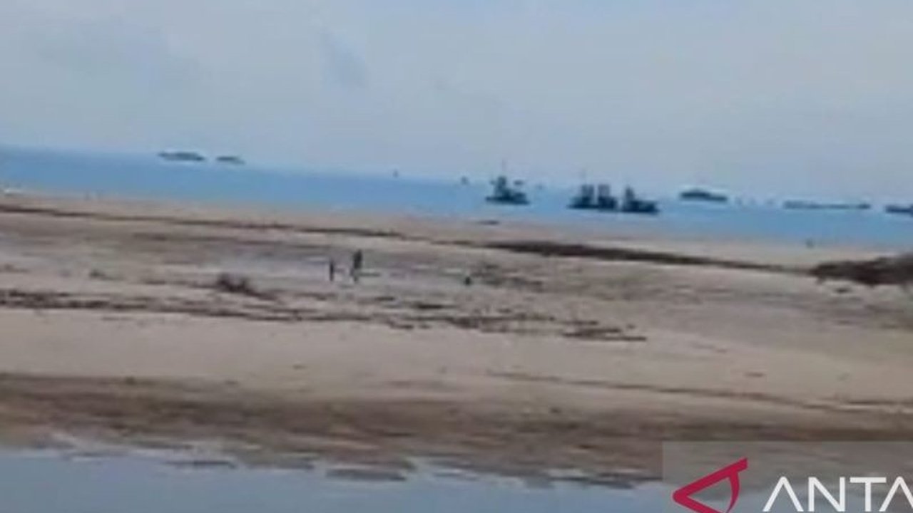 Gubernur Babel Hidayat Arsani mendorong solusi terpadu untuk pengerukan muara Air Kantong yang dangkal, melibatkan PT Timah dan pemegang IUP pasir demi kelancaran aktivitas nelayan.