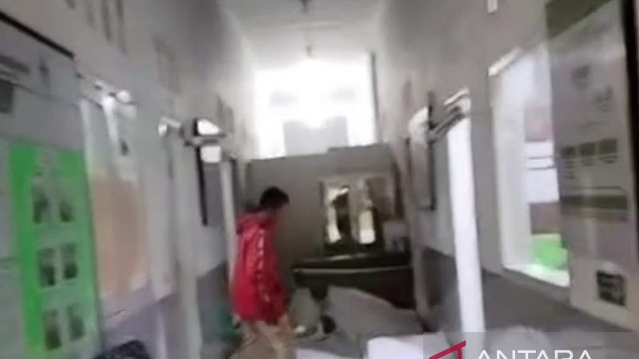 Dinas Kesehatan Cianjur memastikan pelayanan di Puskesmas Sindangbarang tetap berjalan normal meskipun terjadi kerusakan pada langit-langit bangunan akibat korosi dan usia bangunan.