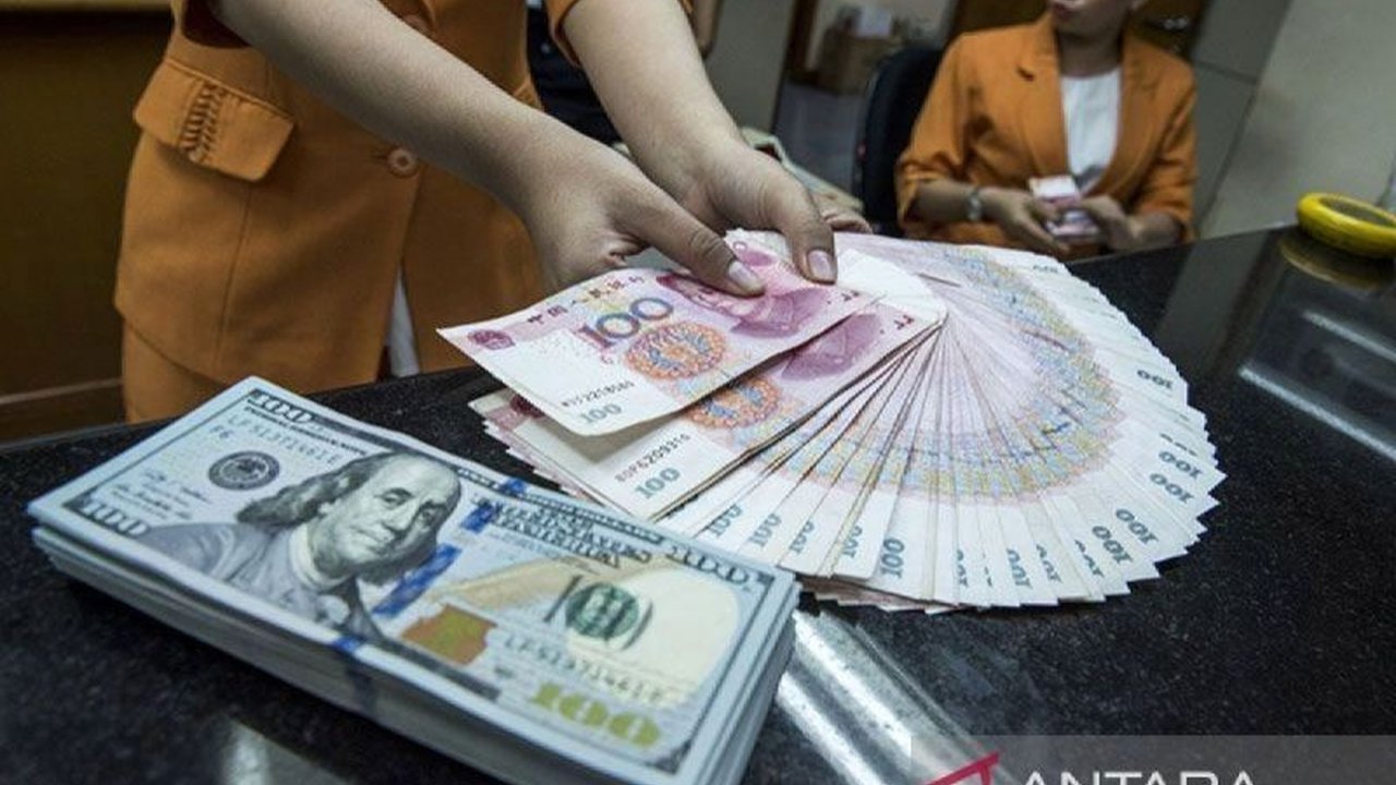 Pelemahan nilai tukar rupiah terhadap dolar AS disebabkan oleh ketidakpastian tarif perdagangan AS dan sikap hati-hati investor menjelang pertemuan kebijakan Federal Reserve.