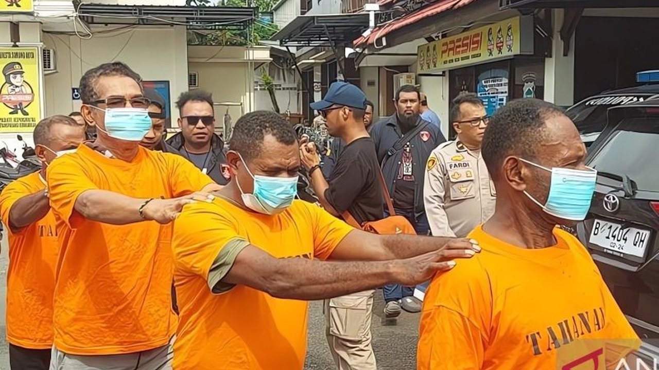 Polresta Sorong Kota menetapkan empat anggota Negara Federasi Republik Papua Barat (NFRPB) sebagai tersangka makar, dengan ancaman hukuman hingga penjara seumur hidup.