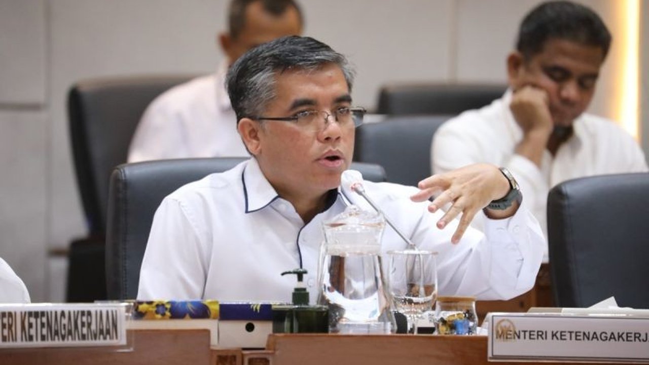Kementerian Ketenagakerjaan meluncurkan program School to Work Transition untuk mengurangi pengangguran di kalangan pemuda, khususnya lulusan SMK, dengan fokus pada pengembangan keterampilan masa depan dan penyelarasan dengan kebutuhan industri.