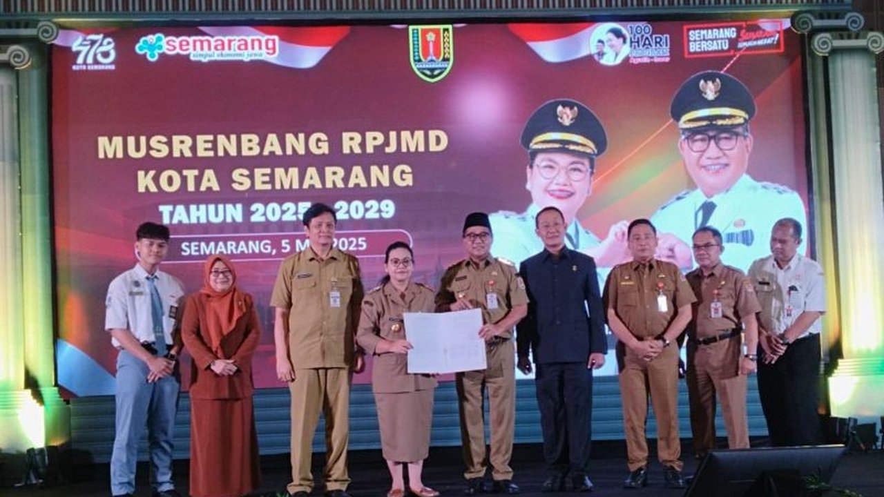 Wali Kota Semarang, Agustina Wilujeng Pramestuti, menginstruksikan perbaikan menyeluruh truk kontainer sampah yang rusak untuk menjaga kebersihan dan kenyamanan kota, melibatkan anggaran dan kerjasama dengan pihak swasta.