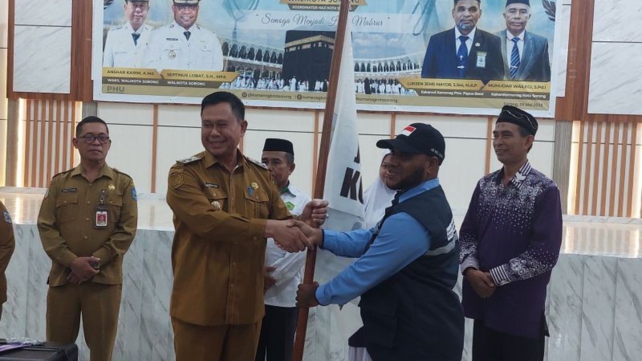 Kota Sorong memberangkatkan 237 calon haji ke Makkah, dengan usia termuda 18 tahun dan tertua 84 tahun, membawa harapan dan doa untuk keberkahan ibadah.