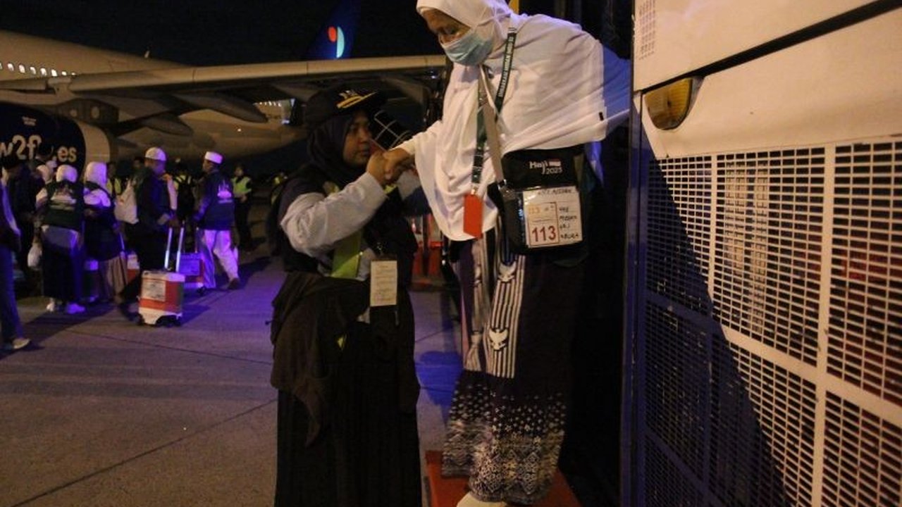 Sebanyak 5.114 calon haji diberangkatkan hari ini menuju Madinah, dengan imbauan khusus dari Kemenag untuk menjaga kesehatan di tengah cuaca panas.