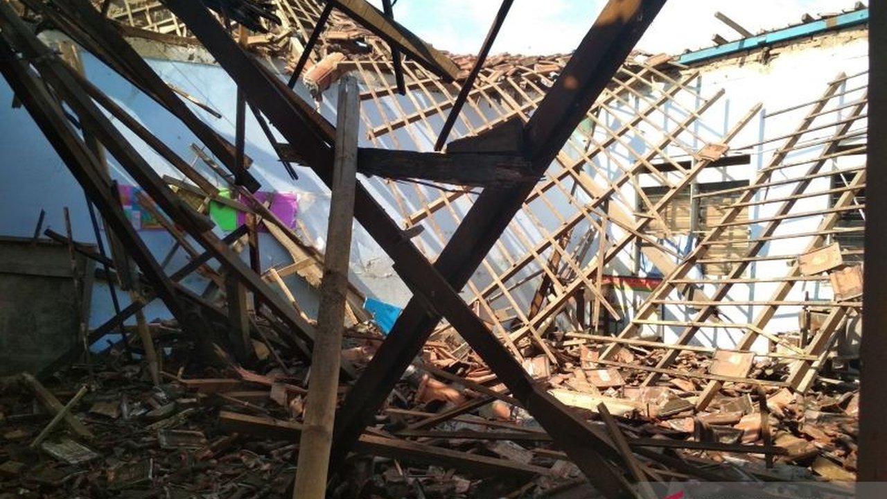 Pemkab Kudus meningkatkan anggaran renovasi sekolah SD dan SMP menjadi Rp12 miliar di tahun 2026, naik signifikan dari tahun sebelumnya, untuk perbaikan menyeluruh infrastruktur pendidikan.