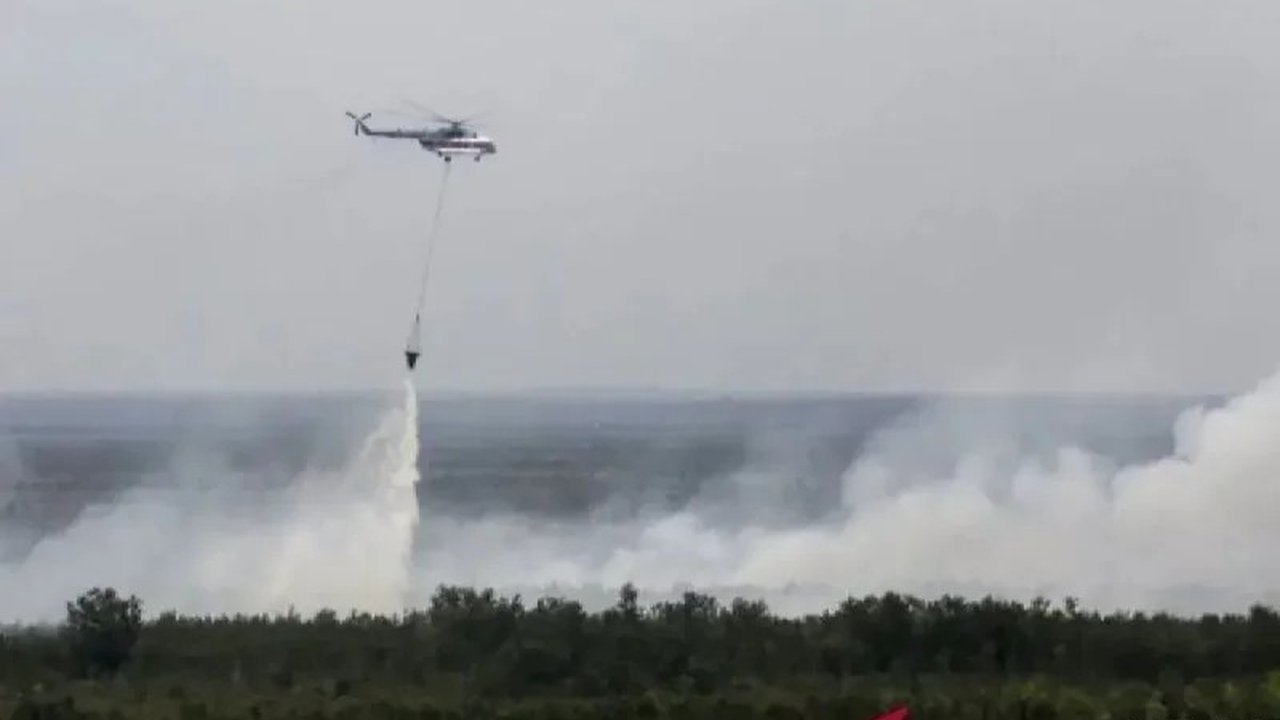 BPBD Sumsel menetapkan status siaga karhutla pada akhir Mei atau awal Juni 2025 untuk mengantisipasi musim kemarau panjang dan peningkatan titik panas, dengan dukungan peralatan dan personel yang siap siaga.