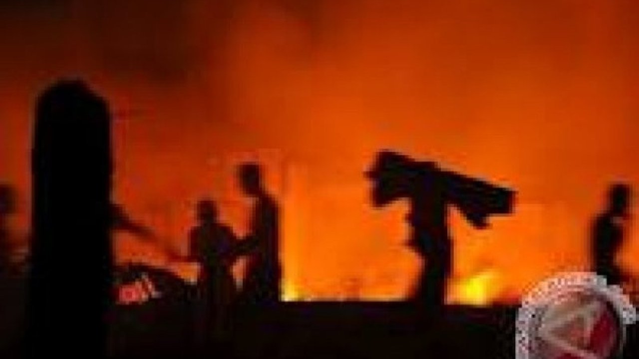 Kebakaran Hebat Hanguskan Tujuh Ruko di Bengkayang, Kerugian Ditaksir Miliaran Rupiah