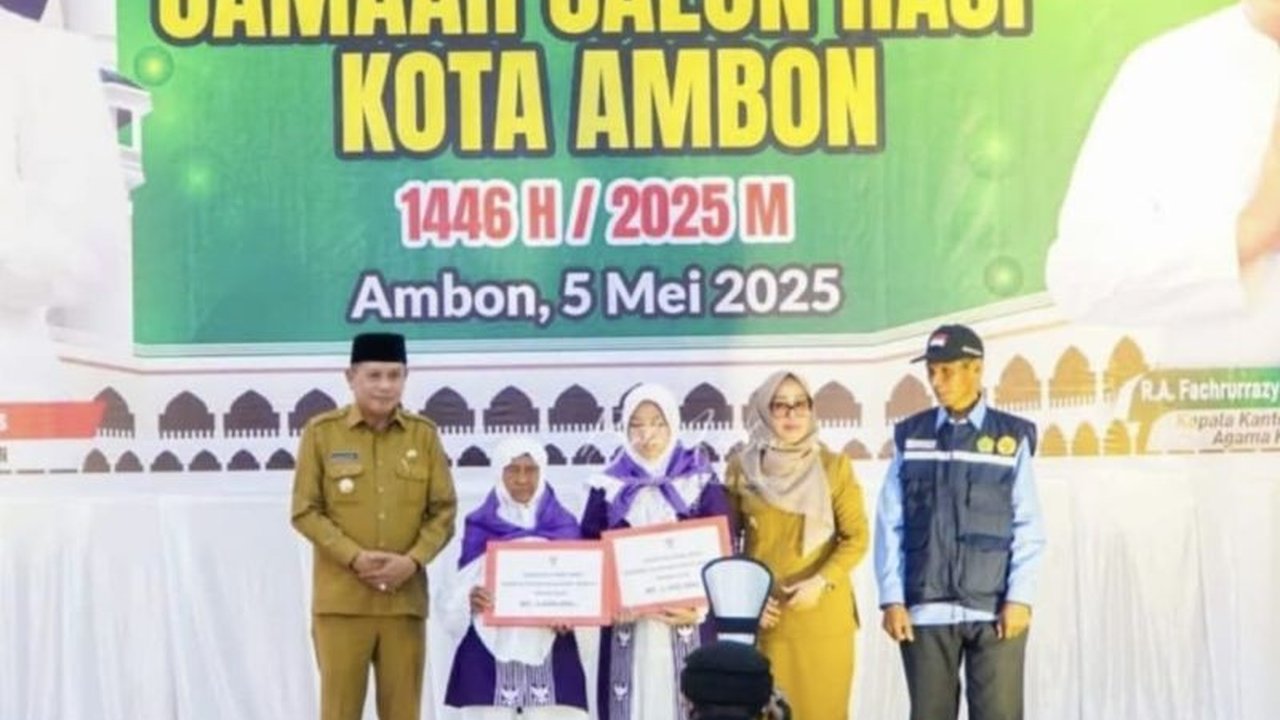 Wali Kota Ambon melepas 321 calon haji untuk menunaikan ibadah ke Tanah Suci, berpesan agar menjaga kesehatan, menjadi teladan, dan mendoakan kota Ambon.