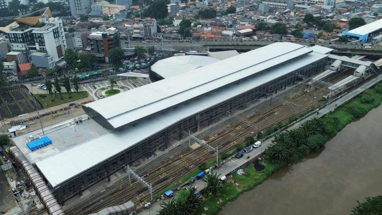 PTPP berhasil mencapai progres 98 persen dalam proyek peningkatan Stasiun Tanah Abang tahap I, ditargetkan mampu menampung hingga 300 ribu penumpang per hari.