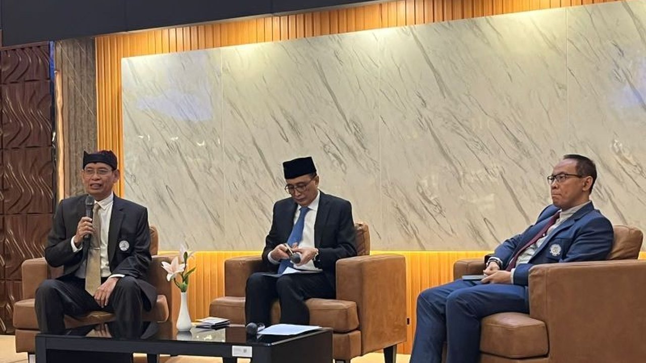 Prof. Dr. Muhammad Madyan terpilih sebagai Rektor Universitas Airlangga periode 2025-2030 setelah meraih 13 suara dari Majelis Wali Amanat, melanjutkan estafet kepemimpinan dari Prof. Mohammad Nasih.
