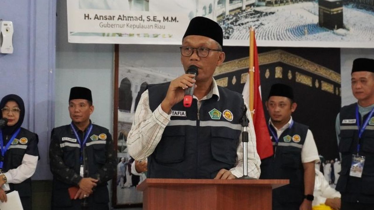 PPIH Embarkasi Batam mengingatkan jamaah calon haji (JCH) untuk menjaga etika dan ketertiban di Tanah Suci, termasuk mengurangi penggunaan ponsel di Masjidil Haram dan merokok di tempat umum, demi kenyamanan ibadah bersama.