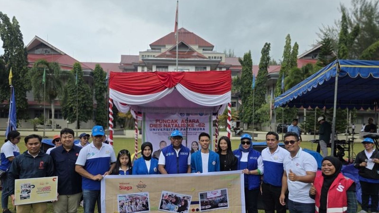 Telkomsel salurkan bantuan dana pendidikan bagi lima mahasiswa berprestasi Universitas Pattimura (Unpatti) Ambon melalui program CSR 'Sambungkan Senyuman untuk Generasi Gemilang'.