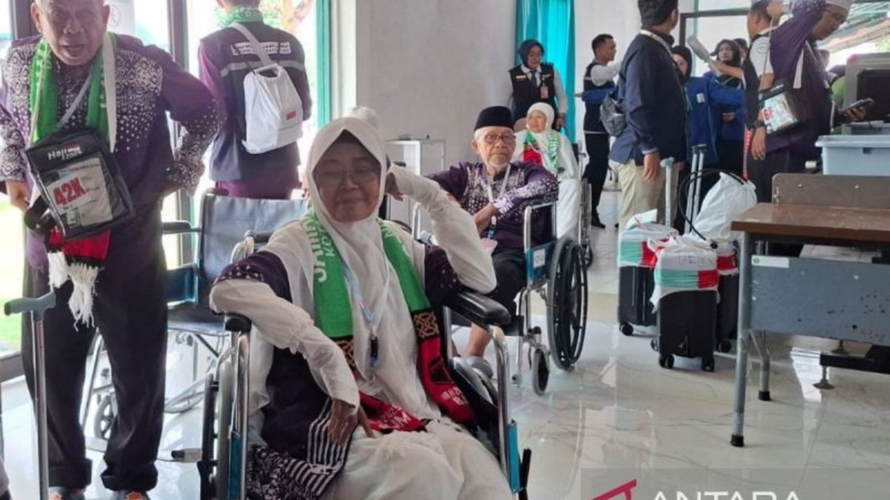 Sebanyak 423 calon haji Kloter 01 Embarkasi Banjarmasin telah diberangkatkan ke Arab Saudi pada Senin, 5 Mei 2025, menandai dimulainya keberangkatan haji gelombang pertama dari Embarkasi Banjarmasin.