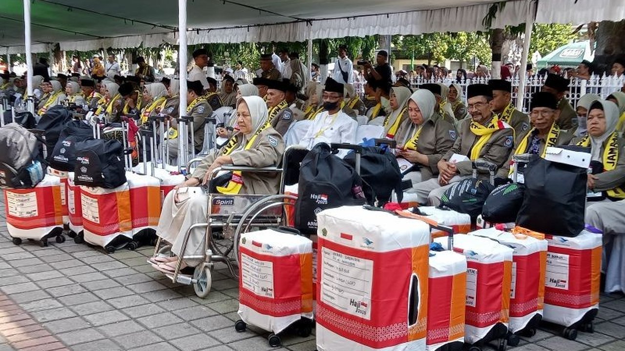 Sebanyak 14 calon haji asal Kota Mataram tertunda keberangkatannya ke Tanah Suci karena masalah visa, bergabung dengan kloter 9 Embarkasi Lombok.