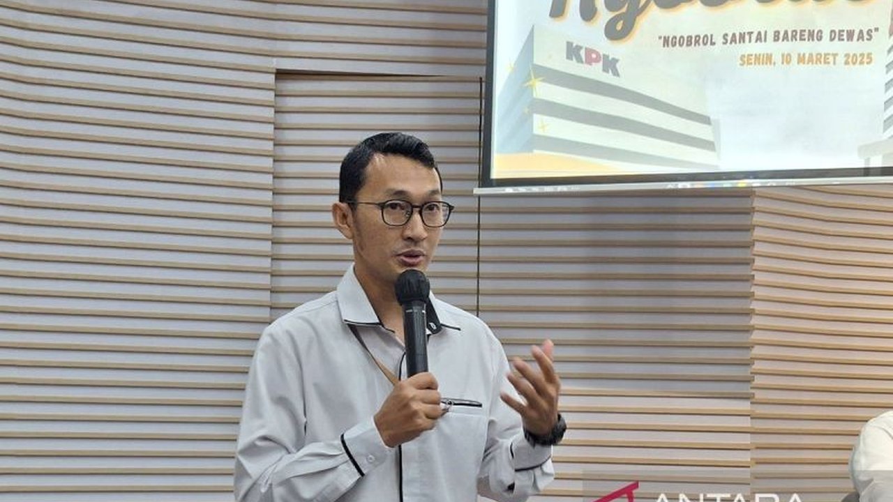 Komisi Pemberantasan Korupsi (KPK) memanggil pensiunan PNS, Sono Suprapto, untuk memberikan kesaksian terkait kasus dugaan suap izin pembangunan PLTU Cirebon yang menjerat Herry Jung dan Sutikno.