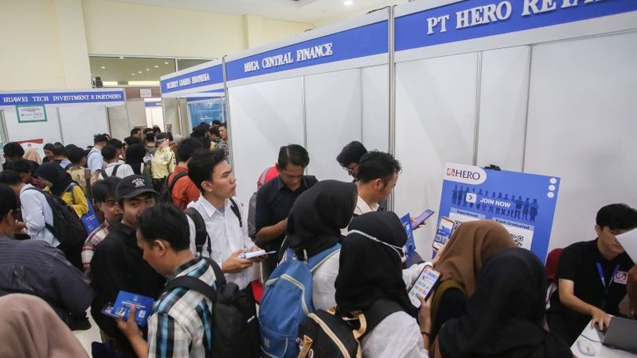 Badan Pusat Statistik (BPS) melaporkan kenaikan angka pengangguran di Indonesia sebesar 83 ribu orang pada Februari 2025, meskipun jumlah penduduk yang bekerja juga meningkat, didorong oleh pertumbuhan angkatan kerja.