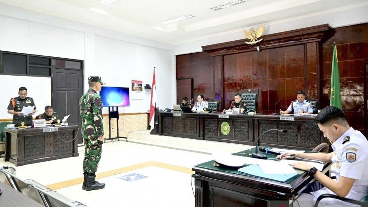 Oknum TNI AL, Kelasi Satu Jumran, menjalani sidang perdana kasus pembunuhan jurnalis Juwita (23) di Banjarbaru dengan dakwaan Pasal 340 KUHP subsider Pasal 338 KUHP.