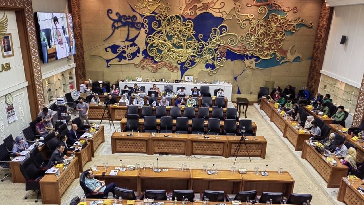 Ketua Baleg DPR RI Bob Hasan memaparkan lima urgensi penting pengesahan RUU PPRT,  mencakup perlindungan PRT,  tanggapan terhadap pertanyaan internasional, dan peningkatan citra Indonesia di mata dunia.